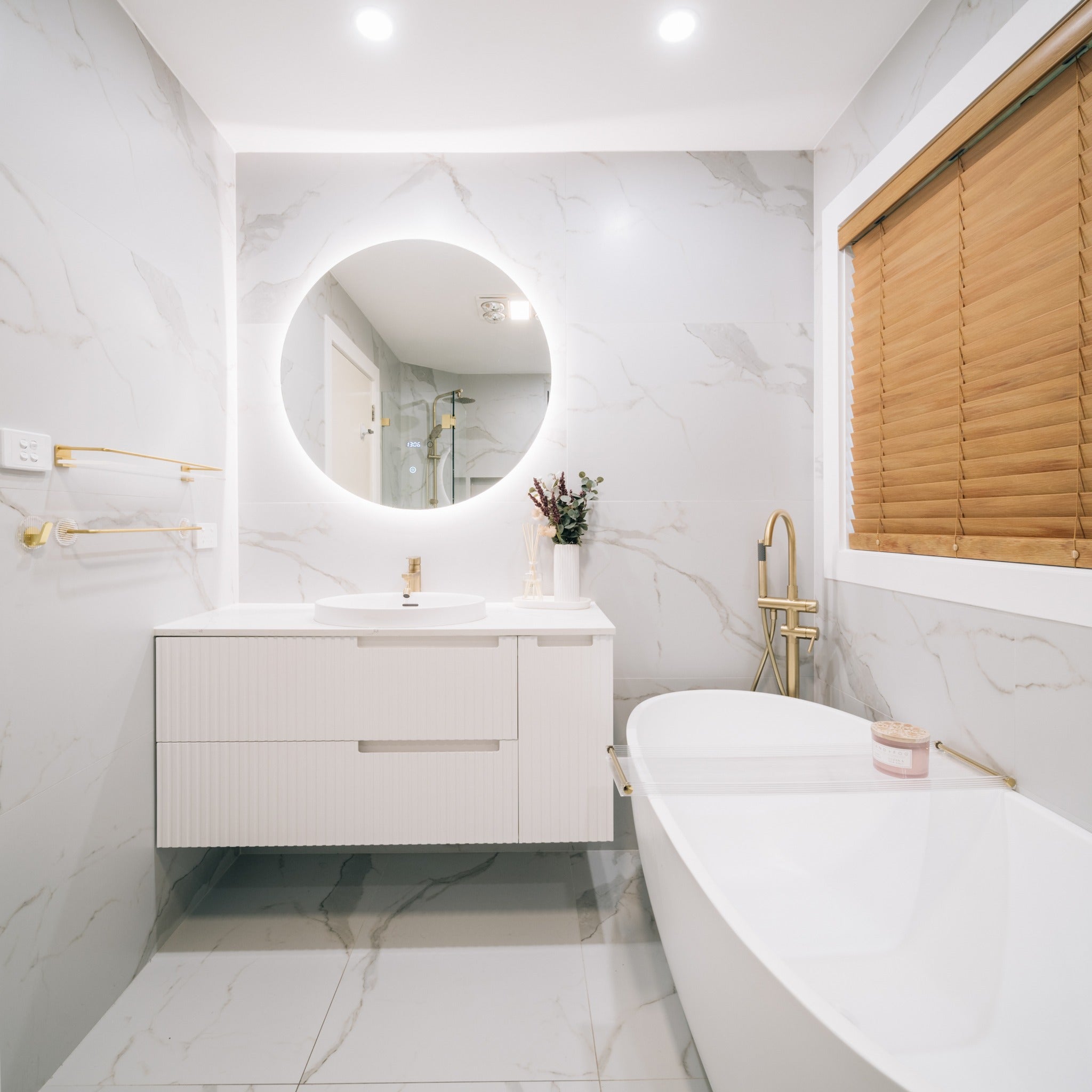 bathroom tile Calacatta Deluxe 1200x600 Honed White