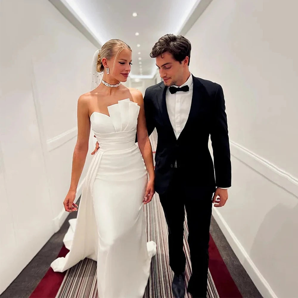 Elegant A Line Wedding Dresses Court Train Beautiful Simple Strapless Sleeveless Gorgeous Satin Bridal Gown Custom Made 2024
