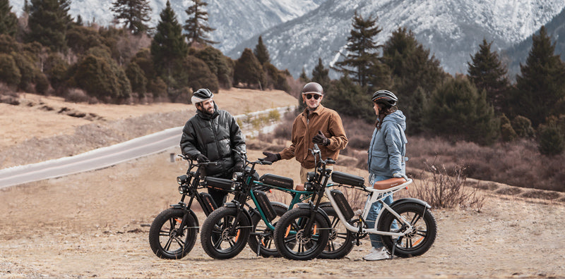 drei Leute fahren mit e bikes