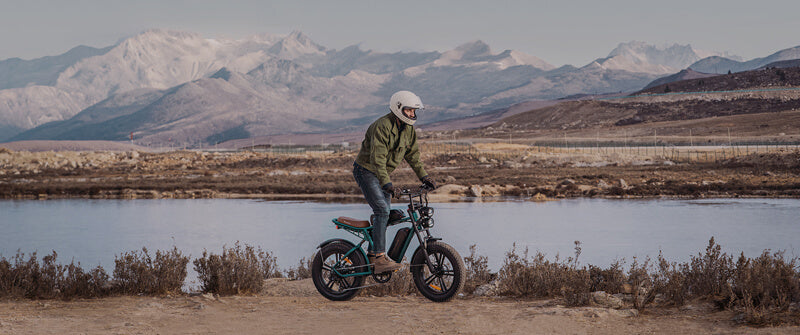 ein Mann fährt mit gravel e bike Engwe M20