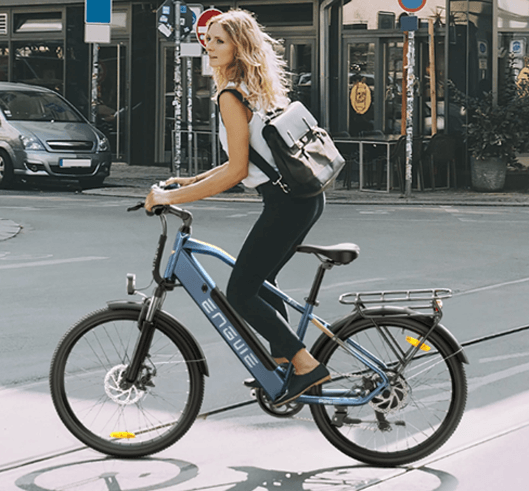 eine Frau fährt mit e bike engwe P26