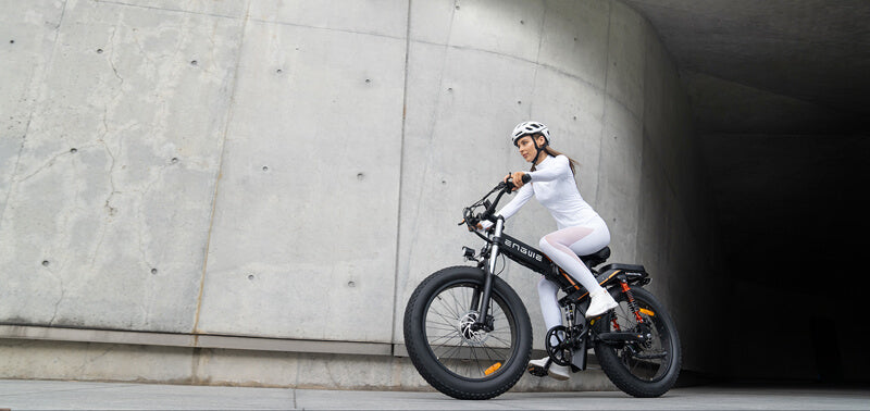Eine Frau fährt ein günstiges Damen-E-Bike von engwe x24