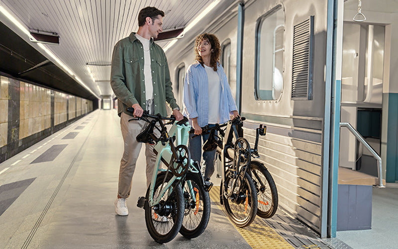 zwei leute fahren mit e bikes