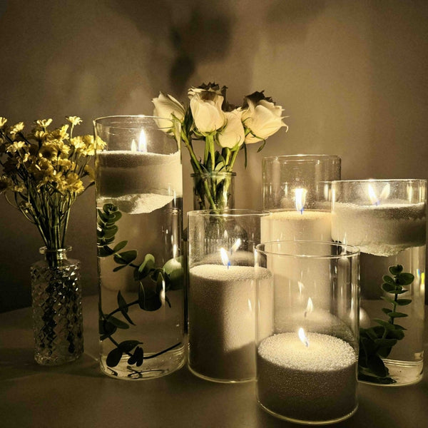 Vidrio transparente con velas flotantes de arena.