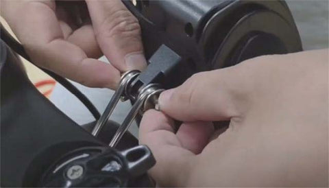 2. Alignez les trous des boulons du phare avec les trous du support de fourche.