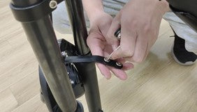 1.	Allenta i bulloni del supporto del parafango anteriore con una chiave esagonale da 6 mm