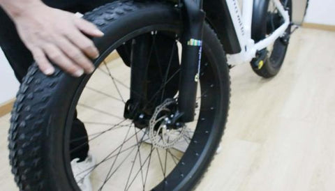 Step 5 : Tighten the thumb nut until the quick-release lever is held in line with the axle, and then use your palm of your hand to close the quick-release lever.