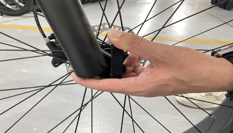 Step 5 : Tighten the thumb nut until the quick-release lever is held in line with the axle, and then use your palm of your hand to close the quick-release lever.