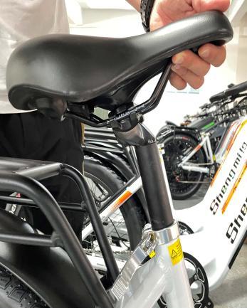 Ouvrez le levier de dégagement rapide de la tige de selle. Réglez la hauteur de la tige de selle en la faisant glisser vers le haut ou vers le bas jusqu'à une hauteur adaptée à la longueur de vos jambes et à votre position de conduite préférée. N'étendez pas la tige de selle au-delà du marquage d'insertion minimum gravé sur la tige de selle.
