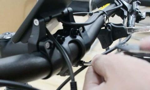 Étape 3 : Serrez les boulons sur la potence du guidon, mais ne serrez pas complètement car vous souhaiterez peut-être ajuster davantage l'angle plus tard pour aligner plus précisément. Après avoir déterminé la meilleure position, serrez complètement tous les boulons de la potence.
