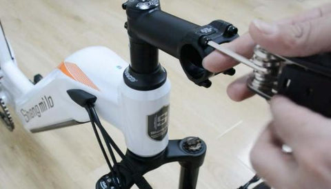 Étape 1 : Desserrez les boulons de la potence de votre vélo.