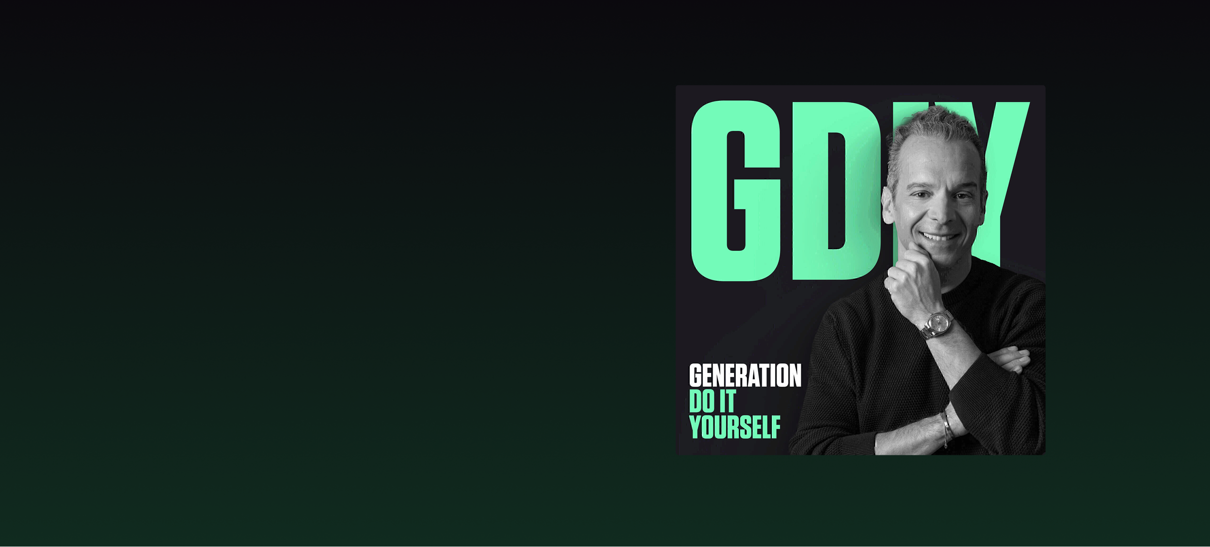 Portrait en noir et blanc d'un homme souriant, bras croisés, devant le logo vert GDIY du podcast Generation Do It Yourself.