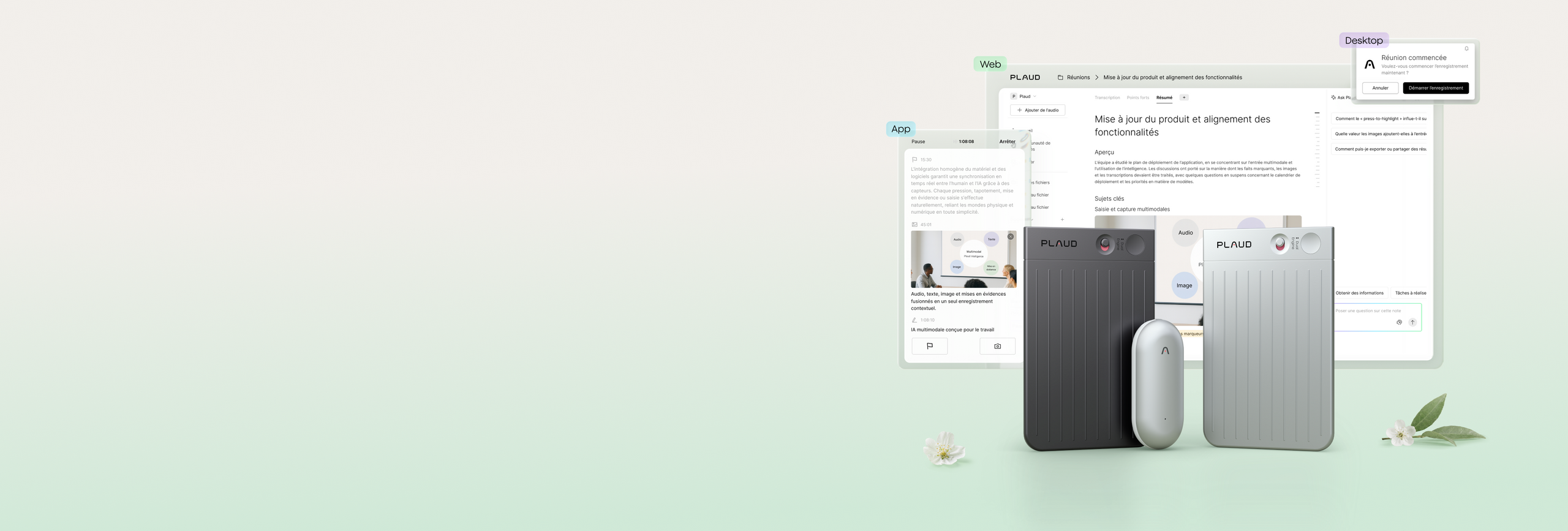 Trois appareils Plaud (deux Note Pro gris et un NotePin S blanc) sont présentés devant l'interface Plaud Web sur fond vert cl
