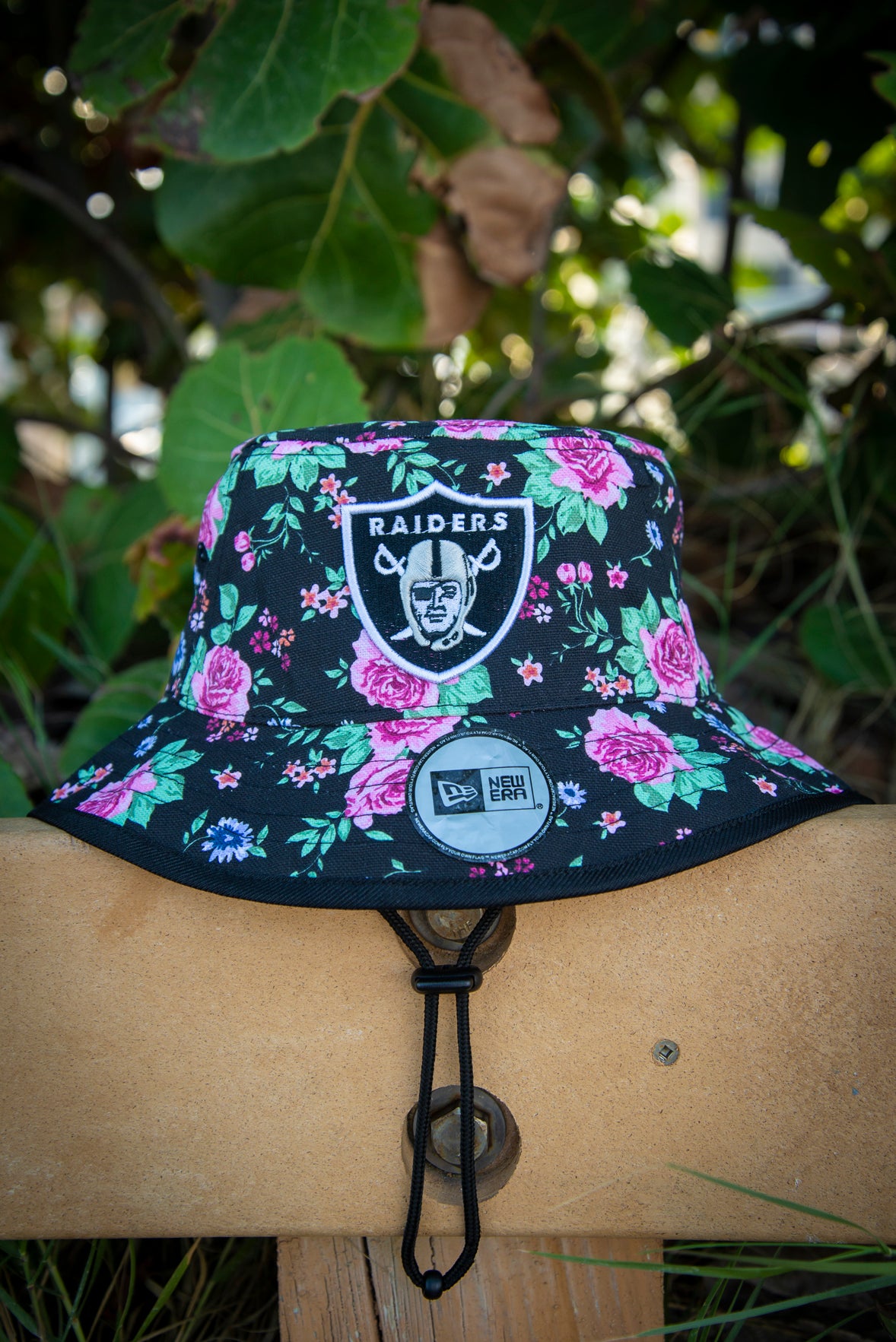 Las Vegas Raiders Rose Pattern New Era Bucket Hat