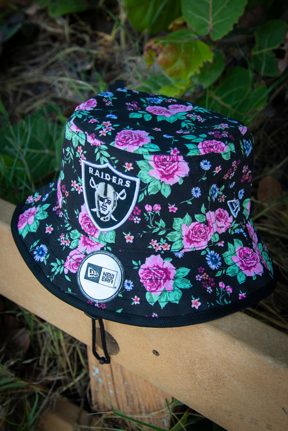 Las Vegas Raiders Rose Pattern New Era Bucket Hat