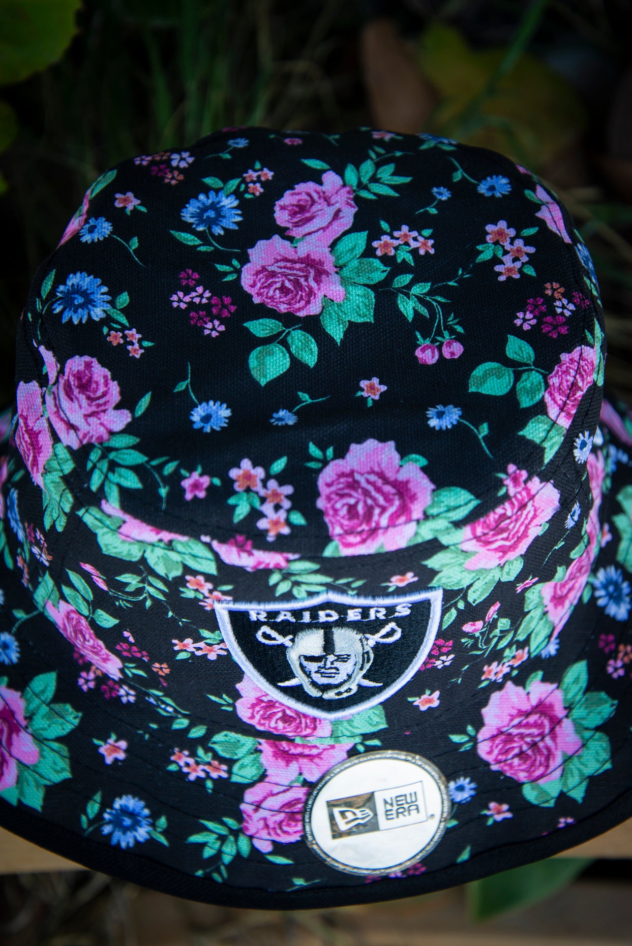 Las Vegas Raiders Rose Pattern New Era Bucket Hat