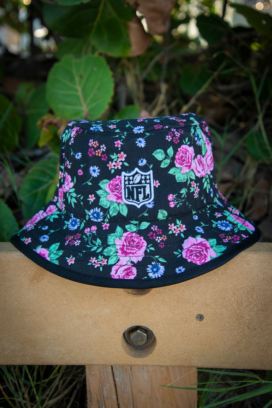 Las Vegas Raiders Rose Pattern New Era Bucket Hat