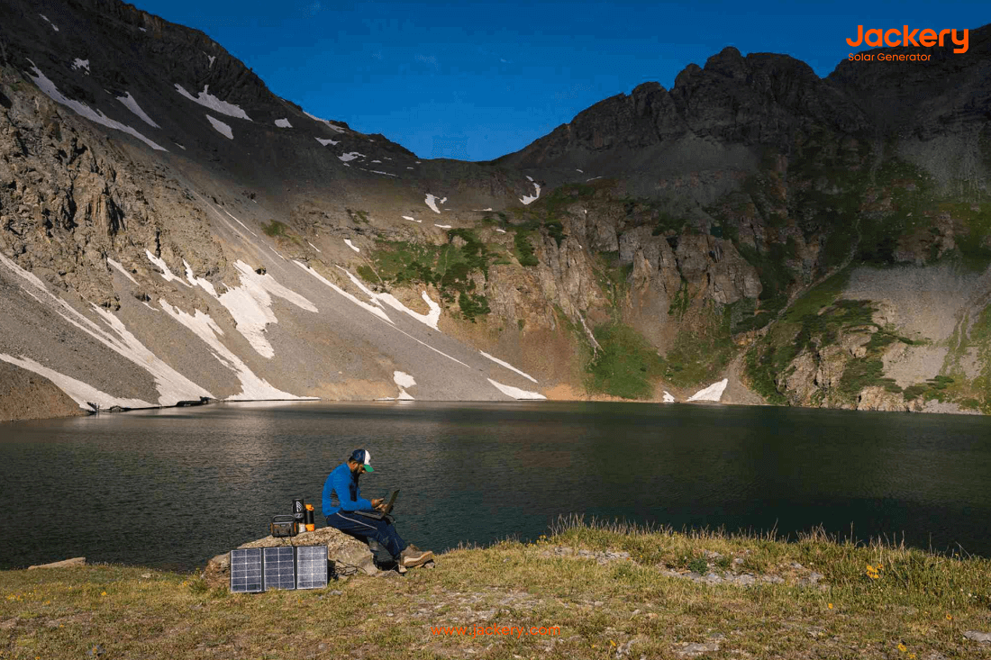 Jackery hiking solar charger