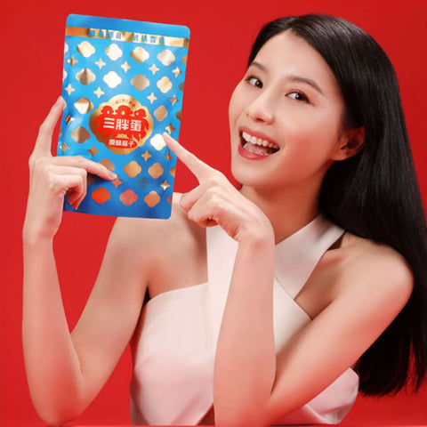 美女模特拿着三胖蛋瓜子合影