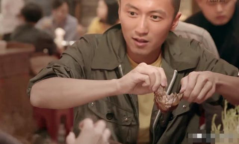谢霆锋吃兔头掰开兔子的嘴的照片