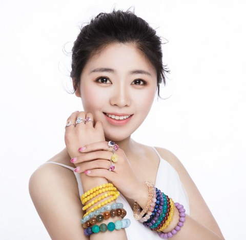 年轻貌美的女模特佩戴着10多串碧玺手链碧玺戒指展示给大家看