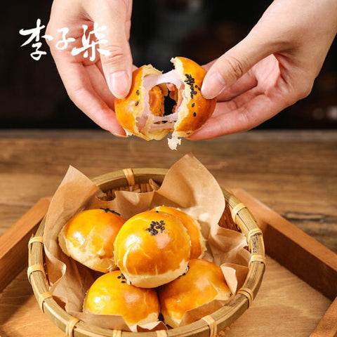 纤细的手掰开李子柒蛋黄酥,藕断丝连的感觉