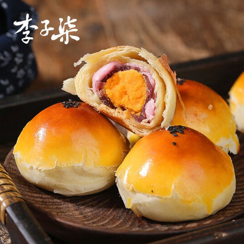 李子柒蛋黄酥的横切面