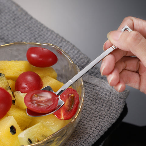 用铁锹勺子叉西红柿水果吃