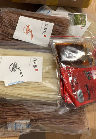 亮亮妈转运到英国的红米线白米线的照片