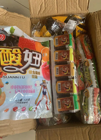 亮亮妈转运到英国的酸妞软糖、荣园猴王丹、禛香香菇肥牛等零食的照片