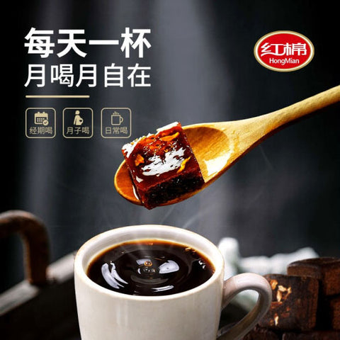 勺子舀起快要融化的红棉黑糖块照片