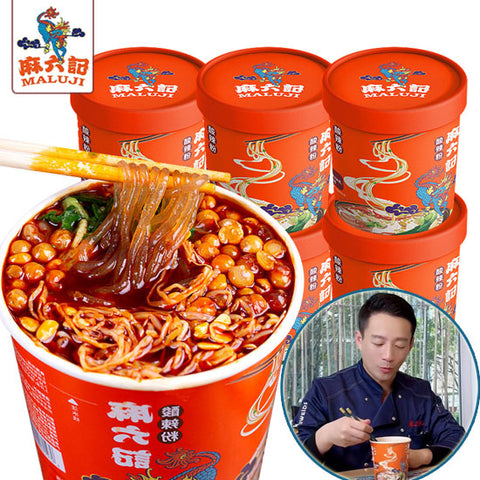 汪小菲正在试吃麻六记酸辣粉