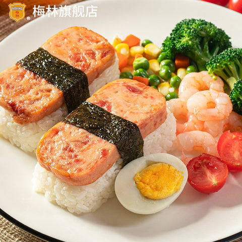 用梅林午餐肉制作的寿司，搭配虾仁、西蓝花等健康食材