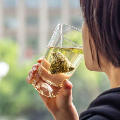 美女喝茶颜悦色冷泡茶