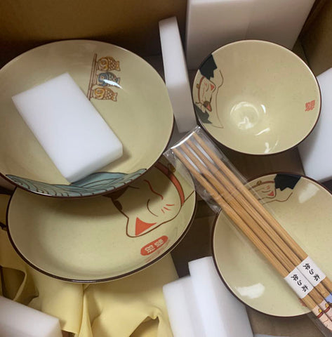 亮亮妈转运的陶瓷圆盘、小饭碗和筷子