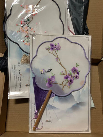 亮亮妈转运到英国的刺绣团扇的照片