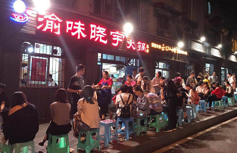 晓宇火锅门店前排队的顾客