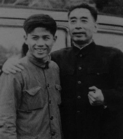 周恩来总理与浙江劳模卢正浩在梅家坞亲切合影