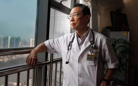 钟南山医生在窗户边远望