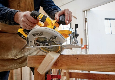 Dewalt DCS570P1 20V MAX* XR? Brushless Cordless 7-1/4 in. Circular Saw Kit