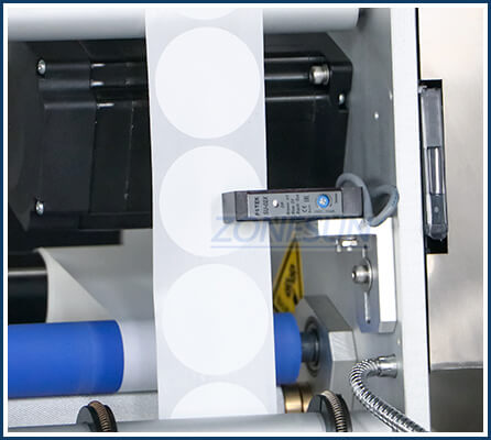 Etichetă senzor de capac de sticlă și mașină de etichetare a corpului