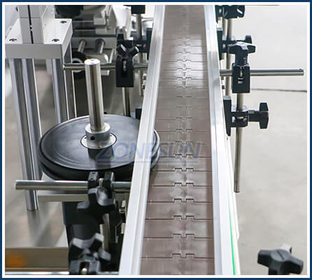 Transportor de capac de sticlă și mașină de etichetare a corpului