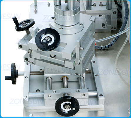 Regulacja elementu maszyny do etykietowania gaśnic
