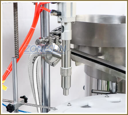 Γεμίζοντας το ακροφύσιο της μηχανής πλήρωσης καλλυντικών κρέμας