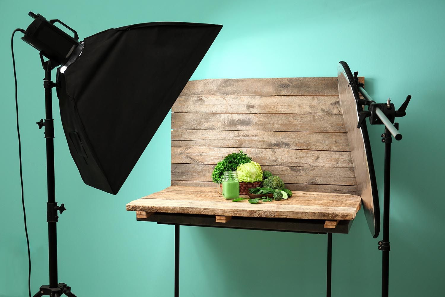 photography setup of cauliflower, Celery, Flat-leaf parsley, lettuce and green vegeable juice with Duo boards