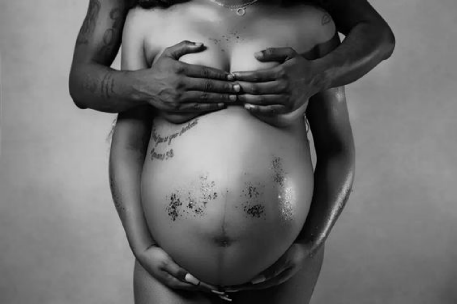 de sensuele omhelzing pose voor zwangerschapsfotoshoot voor koppels