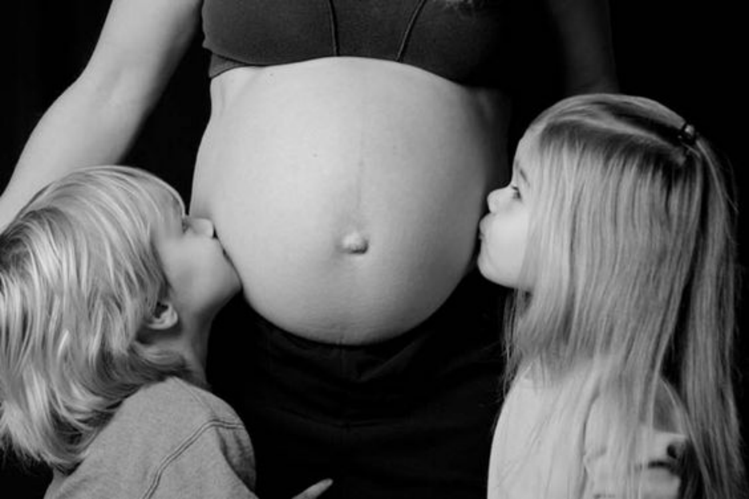 de kus van de broers en zussen voor zwangerschapsfotoshoot