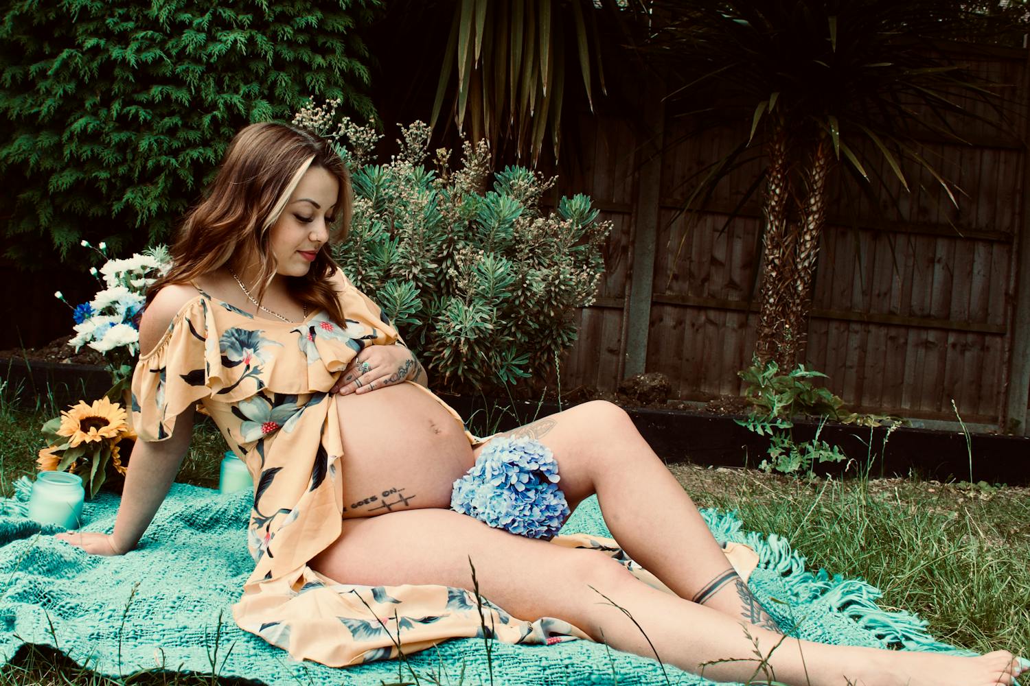 de koningin pose voor de zwangerschapsfotografie van een vrouw