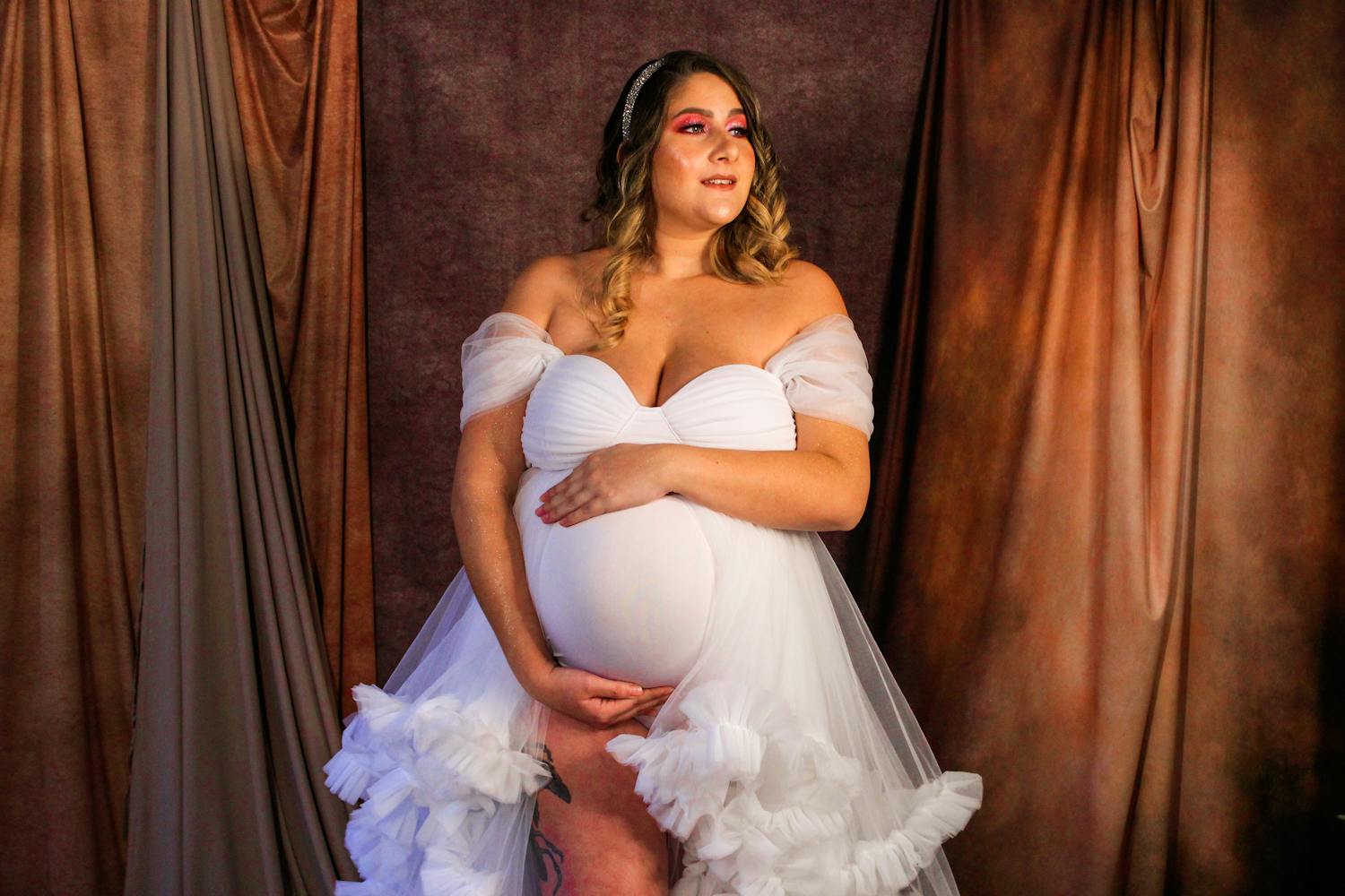 de prinses mama pose voor de zwangerschapsfotografie van een vrouw