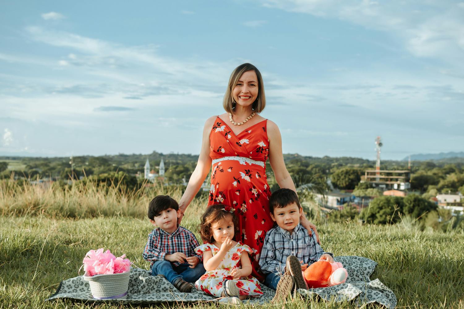 de picknick voor de zwangerschapsfotografie van een vrouw